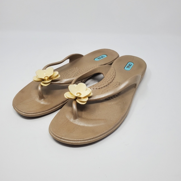 Oka B Women's size Large Flip Flops Gold Tan Rubber Nubby Arch Metal Flower - Picture 3 of 7